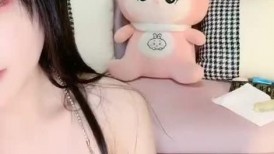 会勾人的小妖精，黑丝高跟诱惑，撩骚互动狼友淫声荡语不断，揉奶玩逼舔弄假鸡巴，道具抽插自己抠，呻吟可射