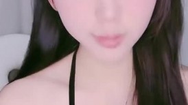 很可爱的骚妹子，全程露脸穿着性感的情趣内衣诱惑大秀直播，跟狼友互动撩骚听指挥，道具抽插骚穴浪叫呻吟