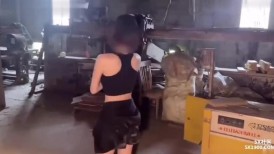 漂亮美眉 身材娇小 家具厂慰问工人小哥 捉迷藏谁先找到有逼操 否则就是看别人操逼的份了