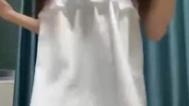 胸小小的妹子，抖音1.6W粉丝的小可爱，全程露脸兼职赚外快，揉奶玩逼看特写，互动撩骚听指挥展示不要错过