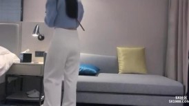 高颜值蓝衣白裤高挑小姐姐 这身姿这风情真让人欲罢不能，脱光光托着屁股抱怀里舌吻添吸