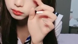 纯欲系尤物美少女，外表清纯文静，干净无毛特写美穴，超粉水嫩多汁，怼在镜头前自摸，让人欲罢不能