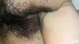 屌炸天！变态大神死猪玩夜店勾搭的不良刺青潮妹，扒光尽情玩弄，无套啪啪居然肏尿了，屎都肏出来了