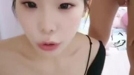 极品尤物颜值美少女，外表清纯，被大屌炮友尽情蹂躏，按头插小嘴，妹妹很听话，怼入嫩穴一顿爆草