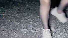 夜晚驾车户外野战，黑丝包臀裙少妇，地上铺垫着就是干，大肥臀骑乘，搞的骚逼多是水