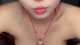 清纯19美少女，超级嫩全裸诱惑，外表甜美呆萌，翘起美臀特写，粉嫩小穴，被男友手指插入，极度诱惑