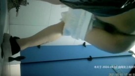 办公楼女厕全景偷拍多位漂亮的美女职员各种美鲍完美呈现2-12腿上有纹身