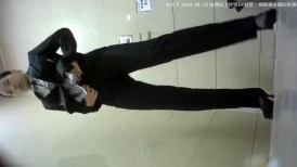商场女厕全景偷拍制服女职员的微毛小黑鲍