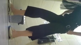 商场女厕全景偷拍极品御姐 还是一个无毛的馒头B
