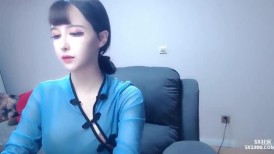 极品反差婊 极品清纯美女主播逼含跳蛋，隐忍不发捂嘴痛苦呻吟模样太骚了！