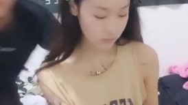 漂亮邻家妹妹，画好妆炮友操逼，胸前纹身全裸掰穴，特写深喉吃屌，抹上润滑油后入，炮友不太行不尽兴