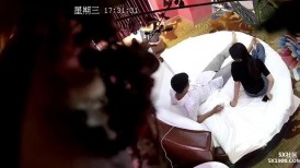 酒店情趣圆床偷拍 牛仔裤气质美女下班和单位部门主管开房主动拔下领导的裤子骑坐屌上