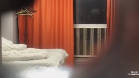 五月最新流出❤️猫眼TP私人公寓服务员超近视角猫眼清晰偷拍❤️妹子被体育生男友抱起来草无套射肚脐眼上