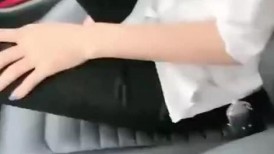 【极品人妻户外刺激车震】窗外人来人往，牛仔裤白虎御姐车内被无套内射骚逼