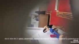 冒死爬墙偷拍 水上乐园刚出来换衣服的小美女