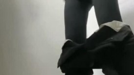 国内厕拍大神潜入师范学院隔板女厕 手持设备偷拍美女尿尿离得太近被穿拖鞋的妹子发现了