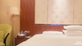 小李探花酒店3000块约炮穿着开档黑丝的兼职学生妹 吃鲍鱼啪啪