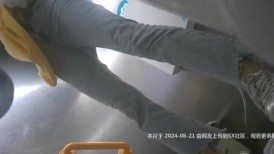 大学女厕全景偷拍 10位漂亮学妹的极品美鲍鱼-黄衣花袖子