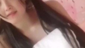 【郑州父女乱伦】“爸爸涨得难受，用嘴巴帮爸爸射出来”禽兽父亲从小培养女儿口交，双马尾萝莉乖乖听话口舌服务