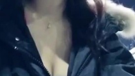 寒冬初夜风骚小姐姐户外勾引壮汉激情操逼，小树林野战无套啪啪紧张刺激，掰开嫩穴看骚水