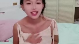 唇钉甜美小姐姐，80多斤骨感，炮友操多毛骚逼，掰开紧致嫩穴特写，手指插穴扣，后入蜜桃美臀