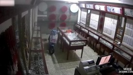 【监控破解】口罩期间骚货女店员在电脑上看黄片被发现，老板顺势拿来长凳狂操骚婊子