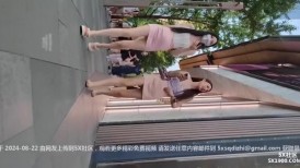 大神尾随偷拍 两个同款粉色短裙的极品美女出来逛街，一个粉色内一个黑色内