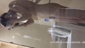 淘气弟弟隔着玻璃偷拍身材不错的姐姐洗澡 被姐姐发现把手机抢走