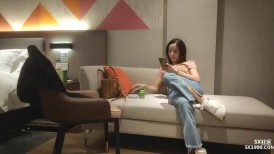 漂亮黑丝轻熟女 快点用力顶我 操的逼好爽 深一点再深一点我要来了 好会挑逗吃鸡舔菊花沙发操到床上套子滑落怀疑被内射
