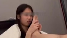 小母狗 把逼拿过来现在操你 再吃吃 吃硬一点 让小狗尝尝臭脚味道 每天都想听母狗叫要不然睡不着
