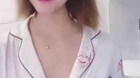 姐姐好骚全程露脸，脱掉睡衣穿上情趣内衣诱惑狼友，淫声荡语不断撩骚，洗澡诱惑，跳蛋玩弄骚穴淫水泛滥刺激