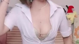 OL风衬衣包臀裙，带眼镜小少妇，撩起裙子掰穴，揉搓小骚逼，震动棒自慰，让炮友来操，后入猛怼