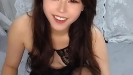 丝袜高跟露脸极品母狗的诱惑，跟狼友撩骚互动听指挥，揉奶玩逼口交大鸡巴，让大哥无套爆草，浪叫不止射好多