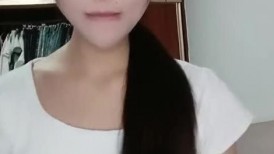 小草莓真好吃，露脸极品大学生的诱惑，听狼友指挥慢慢脱光衣服，互动撩骚揉奶玩逼，抠的骚穴冒白浆精彩刺激