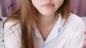 纯情女大学生深夜都要睡觉了还要给狼友看一下，乖巧听话全程露脸漏出奶子和逼逼，揉捏骚奶展示流水的一线逼