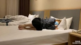 【迷奸睡奸系列】 极品小美女 被迷晕后戴上各种道具插逼，最后被大肥猪压着身下狂艹不止