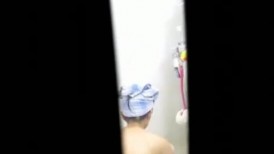 冒死爬窗偷窥邻居家的小女儿洗澡 身材还不错