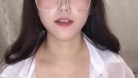 丝袜高跟露脸白衬衣极品御姐人妻的诱惑，一个人发骚大秀直播，揉奶玩逼淫声荡语，道具抽插玩弄高潮浪叫不止