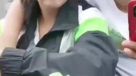 【母子户外乱伦】妈妈驱车带刚成年的儿子去户外农村乱伦，激情热吻让儿子后入插骚穴直接内射了