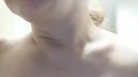 中年妇女重口味，舔弄老黑大鸡巴，特写插入后入爆草，厨房里露脸被干，还被草尿了，浪叫呻吟不止高潮不断