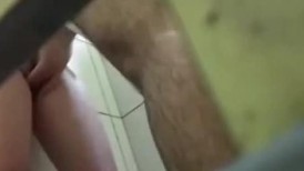 合租房淋浴间偷拍 一对在里面洗澡的情侣一边洗澡一边操B
