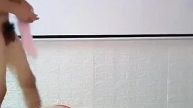 在情趣椅上调教母女，SM调教母女假阳具塞逼，草了老婆草岳母，真是太刺激了