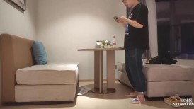 婴儿肥大奶美眉 哥哥带套操感染了怎么办 你射进去拉那怎么办 身材丰腴说话温柔 被小哥地上沙发上多姿势无套输出 内射
