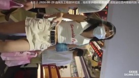 官方售价42元 超短裙牛仔美女和同伴一起逛街，裙子非常短竟然还不穿安全裤打卡拍照条纹内前后CD脸底同框