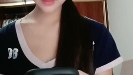 极品大学生白丝露脸激情大秀，在狼友的调教下脱光光展示，揉奶玩逼看特写，完美好身材淫声荡语精彩又刺激