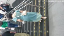 清凉一夏极品CD！大神地铁出站口抄底跟拍多位气质小姐姐，各种性感T内透明内，侧漏阴唇黑菊花 (1)