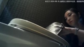 酒店女厕全景偷拍多位漂亮的小姐姐嘘嘘 各种美鲍应接不暇看不过来了 (2)
