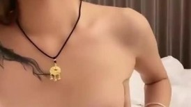 金发漂亮小姐姐，寂寞在家发骚，粉红色乳夹，道具抽插骚穴，按摩器轮番上，极度淫骚