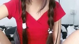 ❤❤卡哇伊麻花辫美少女，一脸呆萌甜美，自摸微毛小骚逼，翘起美臀摇摆，让人欲罢不能