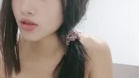 甜美小骚货，小房间炮友大战，揉奶埋头吃屌，脱掉内裤后入，抱起来操，尽情玩弄，表情好爽1